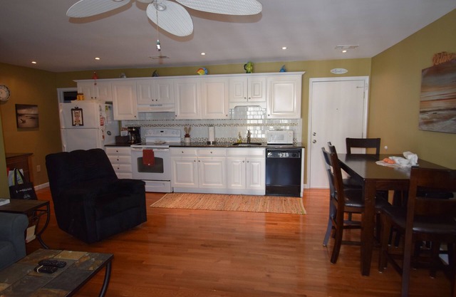 Located one very short block to the beach and Promenade