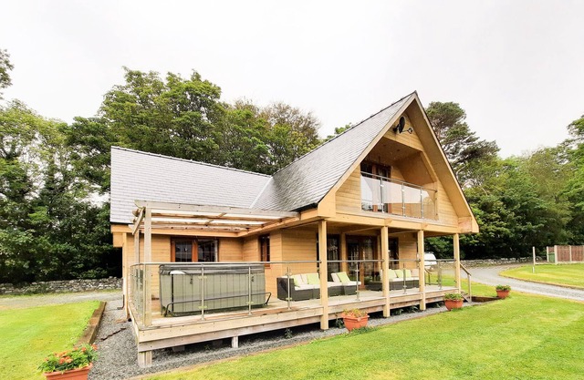 LODGE 20, family friendly, character holiday cottage in Llanbedr