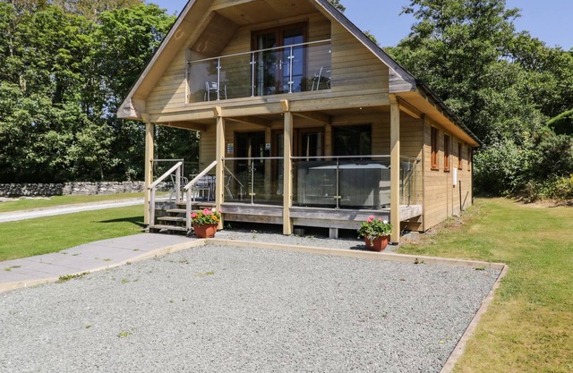 LODGE 21, family friendly, with hot tub in Llanbedr