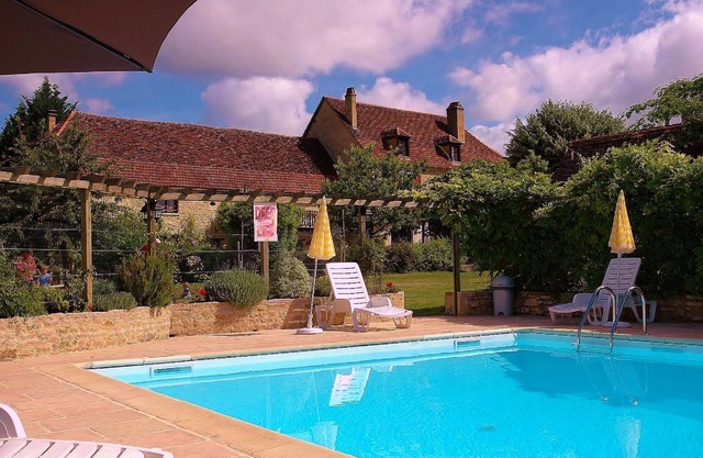 Lodging complex for 15 people max in Quercy by the Dordogne valley