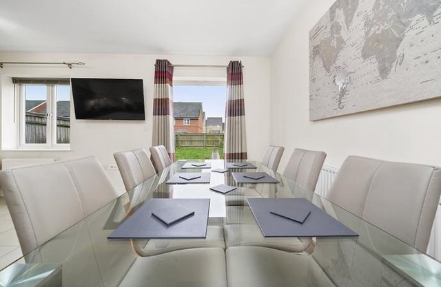 London Heathrow Living Holywell Serviced Houses - 3 and 4 bedrooms