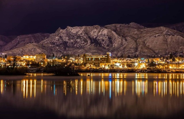 Looking For Perfect Getaway? Relaxing Room w/Large Window, Pool, FREE Parking