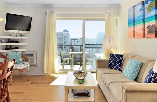 Lovely 1-bedroom condo with free WiFi, cute coastal decor, and an outdoor pool located midtown and just steps to the beach!