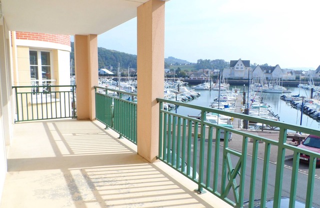Lovely 3-room apartment with balcony, pets allowed, parking, Port Guillaume