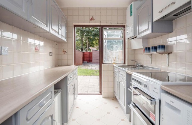Lovely 4-BedRoom House Near Romford Station