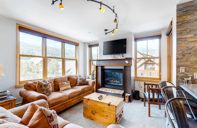 Lovely 4th-Floor Getaway Close to Ski Run w/Mtn Views, WiFi, Shared Pool/Hot Tub