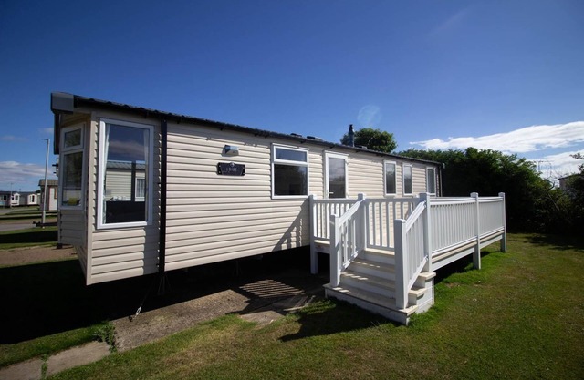 Lovely 6 berth caravan for hire at Skipsea Sands Holiday Park ref 41006NF