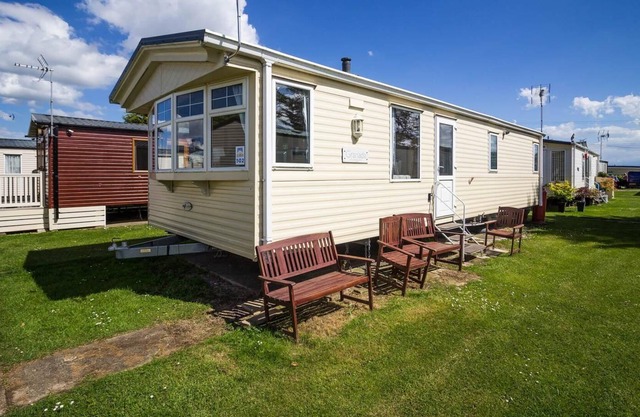 Lovely 6 berth caravan for hire at Seawick Holiday Park in Essex ref 27502S