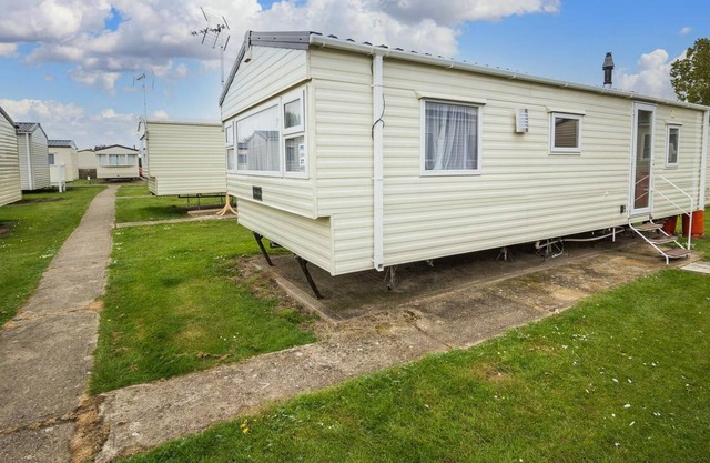 Lovely 6 berth caravan for hire in Seawick Holiday Park in Essex ref 27037S