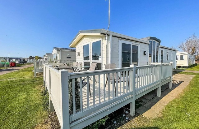 Lovely 6 berth caravan with decking at California Cliffs in Scratby ref 50048L