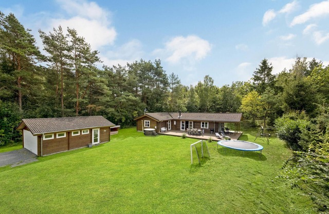 Lovely home in Ebeltoft with WiFi