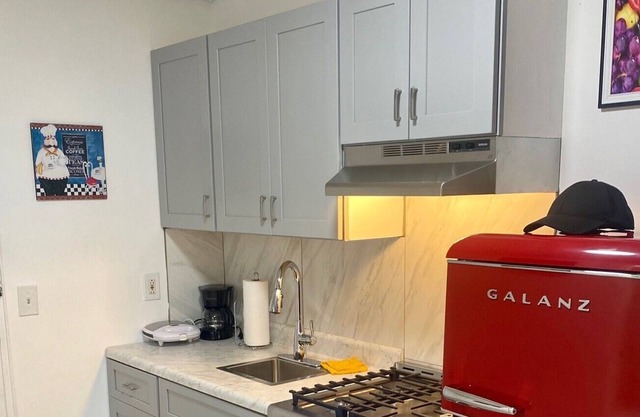 Lovely one bedroom close to NYC- brand new