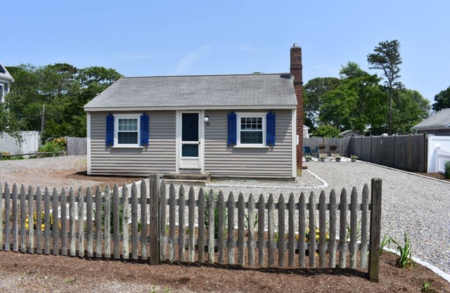 Lovely three bedroom home located only .2 miles away from Glendon Road Beach