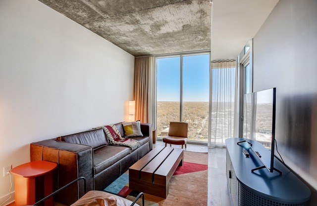 Luxe 21st flr condo with balcony - rooftop pool and gym