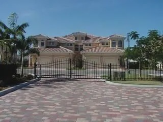 Luxurious Cape Harbour Coach Home