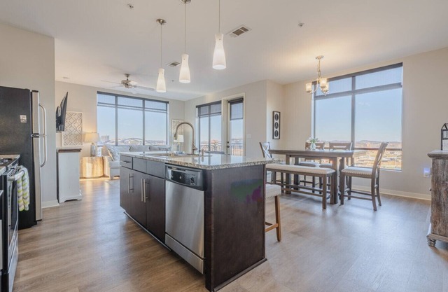 Luxurious Downtown Corner 2bd2bth-City/River-#320