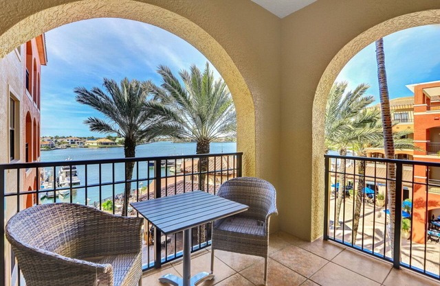 Luxurious Esplanade Condo | Overlooking Bay