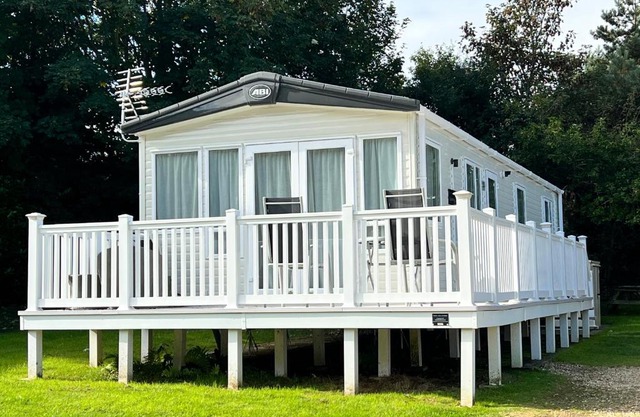 Luxury 2 Bedroom Caravan MC35, Shanklin, Isle of Wight