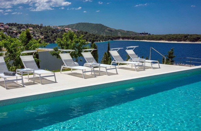 Luxury Apartment Biseri Jadrana 4 (4+0) with shared pool by the beach in Primosten