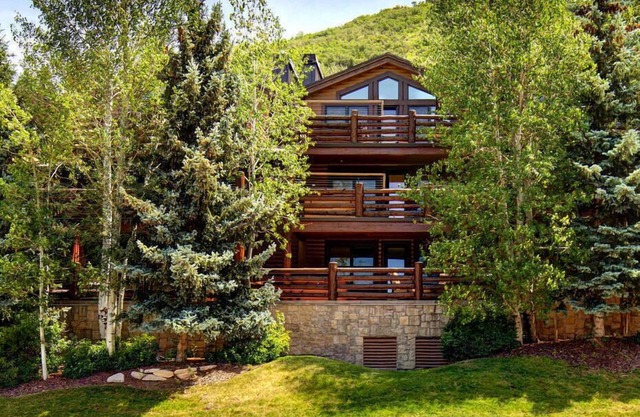 Luxury Condo & Professional Design, Free Shuttle & Hot Tub + Walk to Ski Lift!
