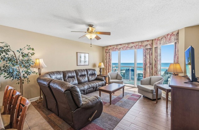 Luxury condo, across the street from the beach + Free Attraction Tickets!