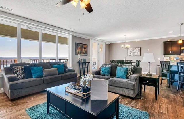 Luxury Condo with Lake Views, Free WiFi & Minutes from Silver Dollar City