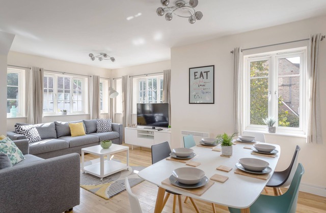 Luxury Hitchin Apartment, Great Central Location - With Parking