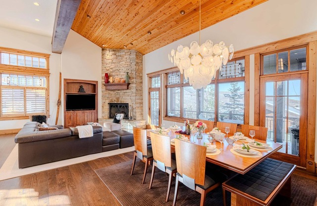 Luxury Home, Central Location, Amazing Views, Game/Theater Rooms, Hot tub!