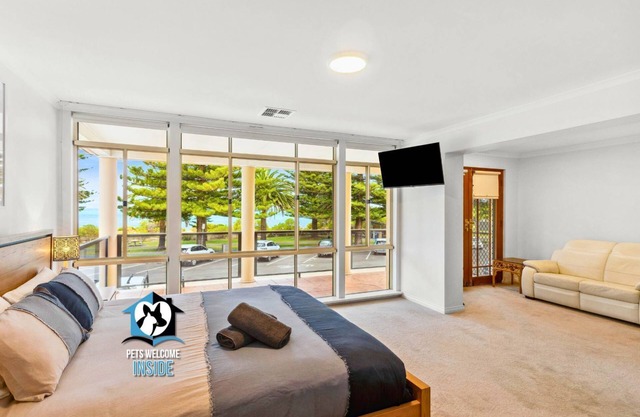 Luxury Ocean Front 3BR Home in Central Victor Harbor