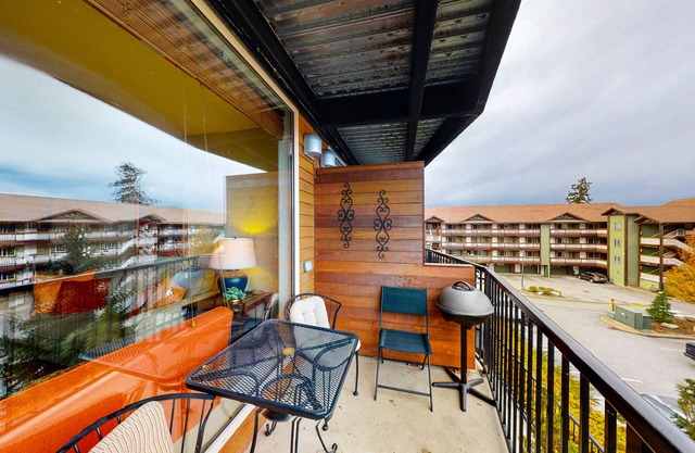 Luxury Suite w/Balcony, Mountain & Lake Views, Pool/Hot Tub, 2 Parking Spaces