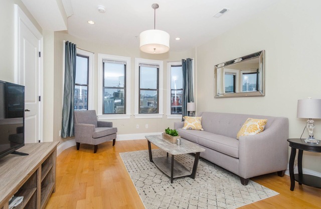 Luxury Top Floor 2 Bedroom in the heart of Boston's North End