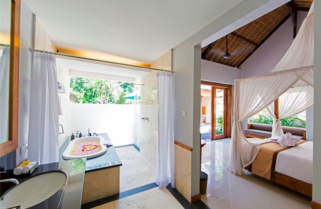 Luxury Villa near Ubud with private infinity pool and a lounging pavilion