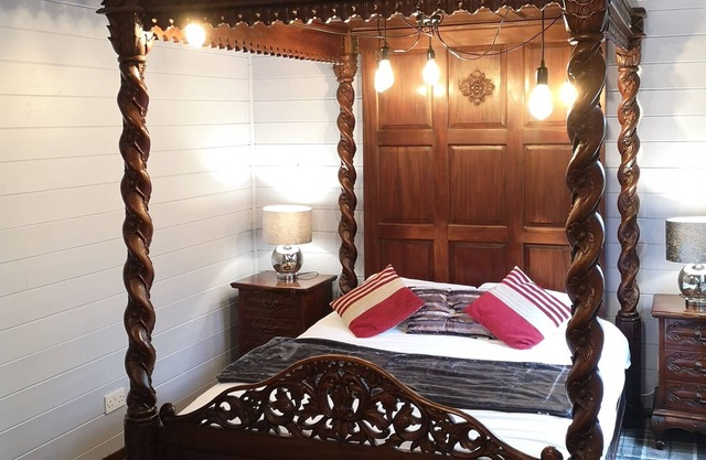 Magpie 6 (Hot Tub) HuntersMoon-Warminster-longleat-Bath