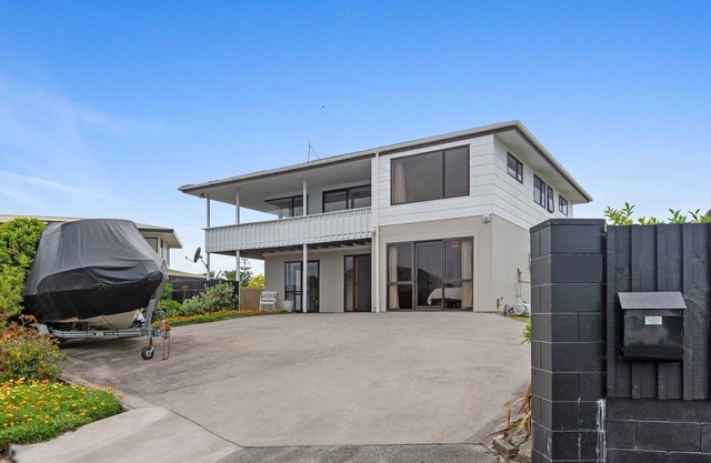 Manaia Bach Tree Point 