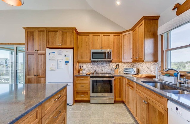 Margaritaville | 835 ft from the beach | Dog Friendly, Hot Tub | Corolla