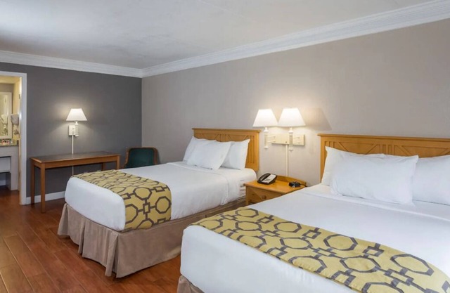 Maximum Comfort! 3 Family-Friendly Units, Free Parking, Pet-Friendly, Pool