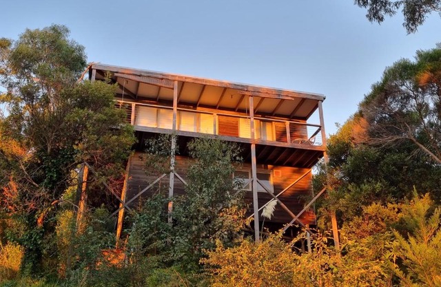 McCrae Hilltop Retreat, Views of Bay & Lighthouse