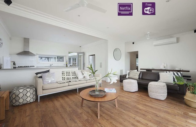 McCrae perfect family home, walk to the beach, chill by the fire. Free wine and