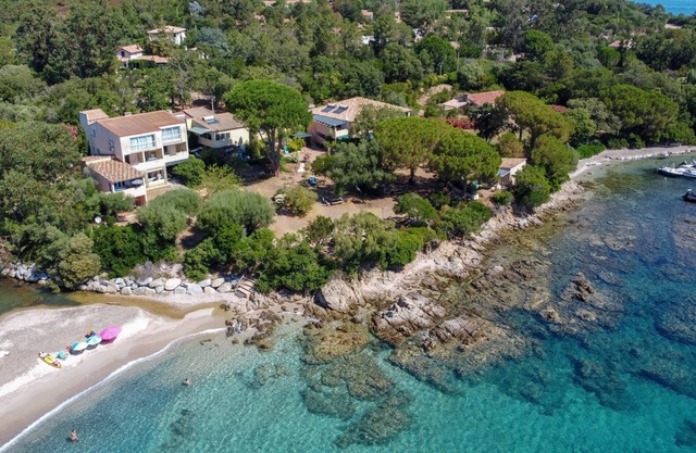 Mini villa 2 people, ground floor, feet in the water direct access to the beach