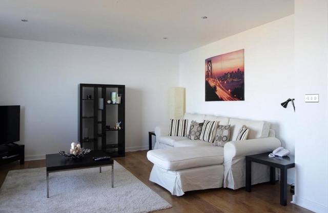 Modern 2 Bedroom Apartment in Leith with Sea Views