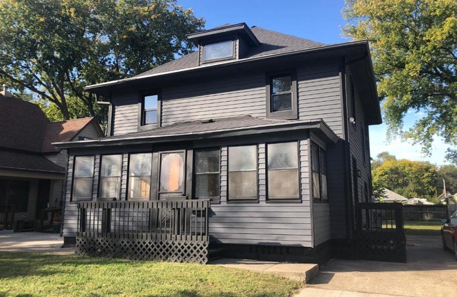Modern 2 Bedroom with King near downtown w yard