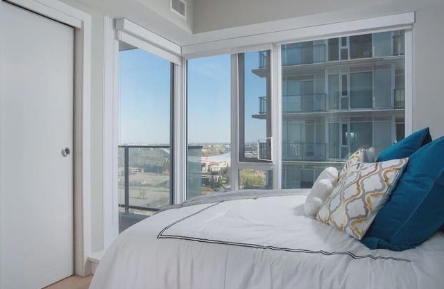 Modern 2 BR Near Stampede Rooftop Patio Gym