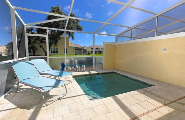 ★ Modern 6 Guest End Townhome - Pool & Balcony ★