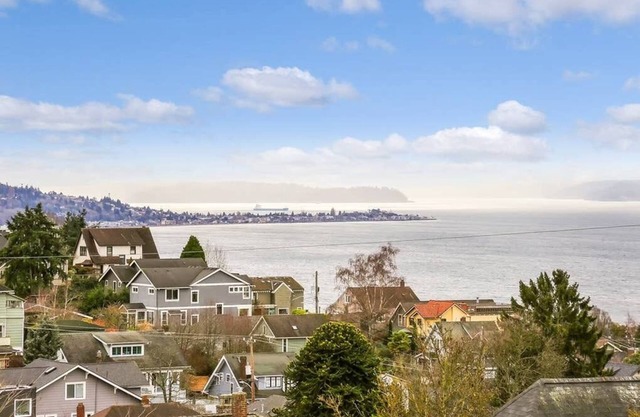 Modern, airy and bright, this private apartment sits on the top of Queen Anne hill.