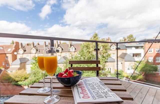 Modern and chic city centre apartment with parking