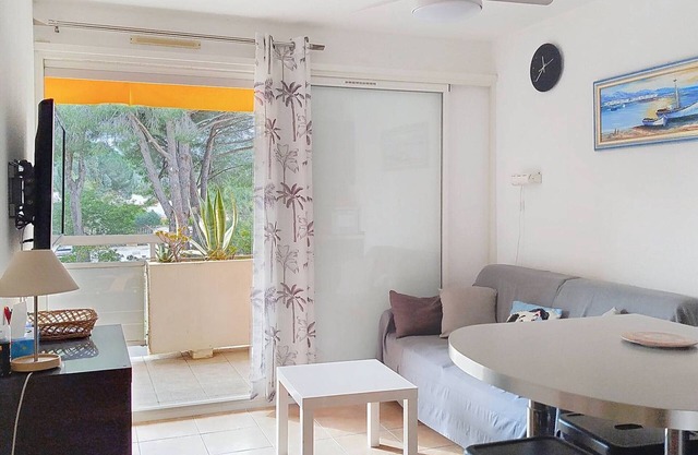 Modern Apartment Near Beach & Shops - Sleeps 4, Private Garage, South-Facing Balcony