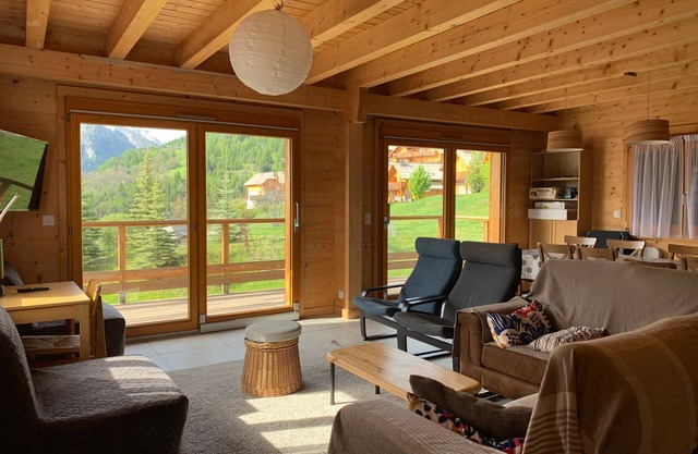 Modern chalet 4 bedrooms, 10 guests, south terrace, mountain view, near Pra Loup