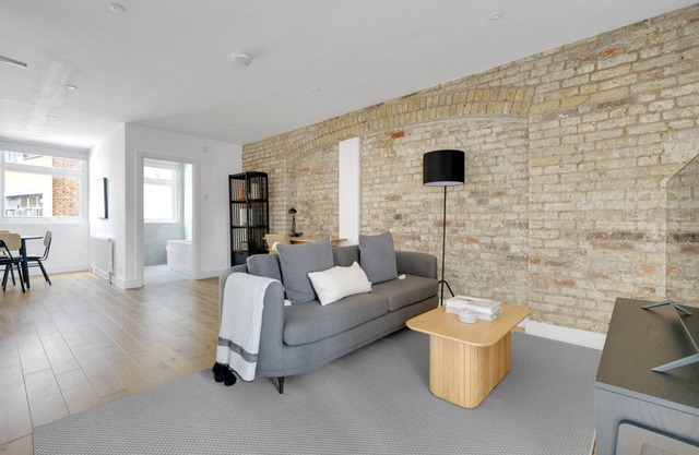 Modern Farringdon 1BR, open plan, opposite train, by Blueground