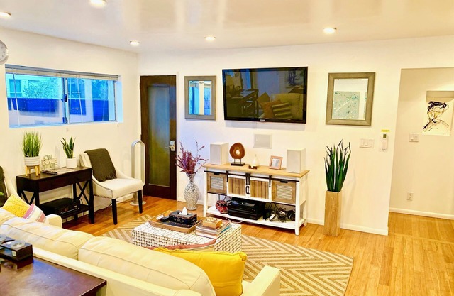 Modern Gem, Near Beach & Abbot Kinney, Small Patio, BBQ, AC, Parking, More!