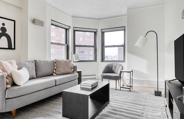 Modern Gold Coast 2BR w/ Doorman & Gym, 2 blocks to L, by Blueground